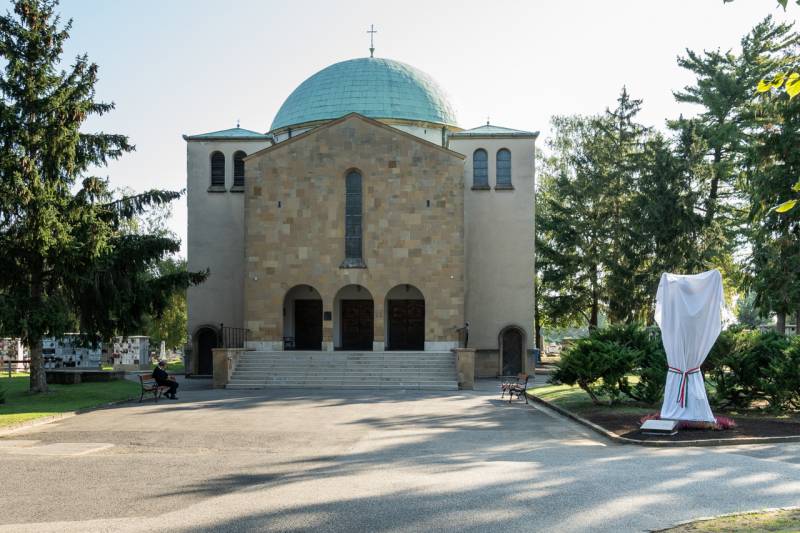 Szent Mihaly szobor.jpg